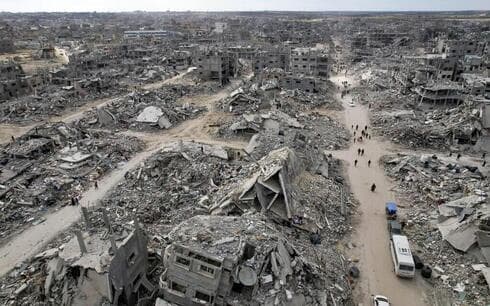 Palestinos regresan a una destruida Rafah. 