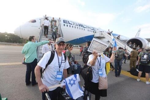 Familia estadounidense llega al aeropuerto Ben Gurion. 
