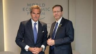 Herzog y Rafael Grossi, jefe del OIEA, en Davos. 