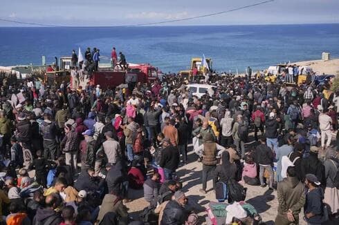 Palestinos intentan regresar al norte de Gaza. 
