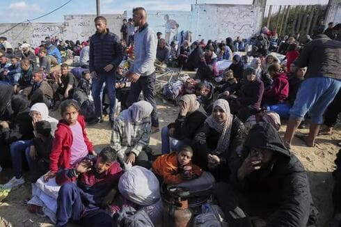 Miles de palestinos esperando en la carretera para regresar al norte de Gaza. 