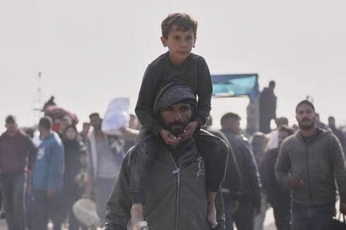 Palestinos intentan regresar al norte de Gaza. 