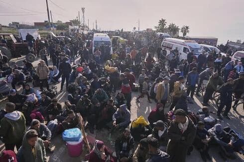 Palestinos intentan regresar al norte de Gaza. 