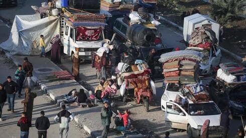Palestinos duermen en las calles a la espera del permiso para volver al norte de Gaza. (AFP) Palestinos duermen en las calles a la espera del permiso para volver al norte de Gaza.