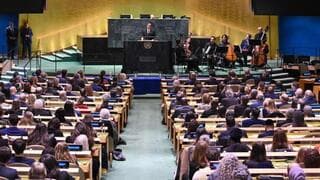 El auditorio escucha el encendido discurso de Herzog. 