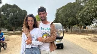 Arbel Yehud y su pareja Ariel Cuneo, ambos secuestrados el 7 de octubre de 2023. 