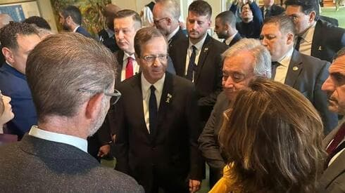 Herzog reúne al secretario general de la ONU y a la familia Nautra antes de la ceremonia. (Ynet) Herzog reúne al secretario general de la ONU y a la familia Nautra antes de la ceremonia.