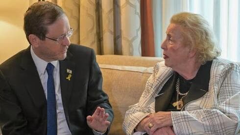 Herzog con la sobreviviente del Holocausto Marianne Miller. 