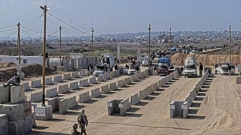 Puesto de control de inspección técnica de vehículos en la ruta de Netzarim. 