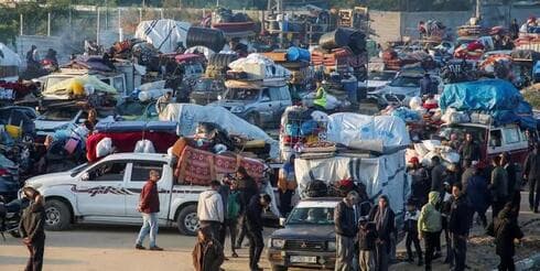 Habitantes de Gaza regresan al norte de la Franja de Gaza en coche: el proceso de inspección dura varios minutos. (Hatem Khaled, Reuters) Habitantes de Gaza regresan al norte de la Franja de Gaza en coche: el proceso de inspección dura varios minutos.