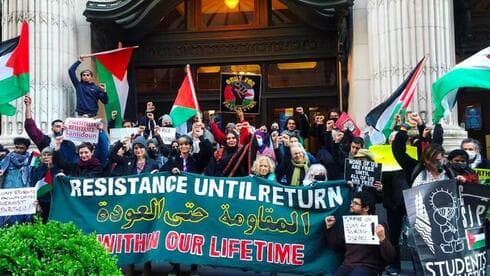 Manifestantes propalestinos en el campus de CUNY. 
