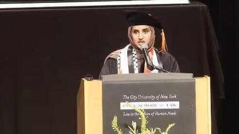 En su discurso de graduación, la estudiante de CUNY Fatima Mohammed llamó a una "revolución" y al "fin del sionismo". 