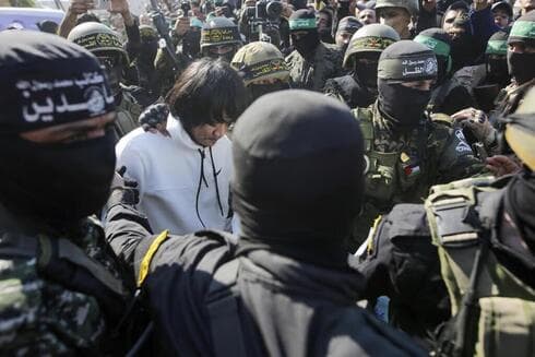 Rehenes tailandeses son entregados por Hamás a la Cruz Roja. 