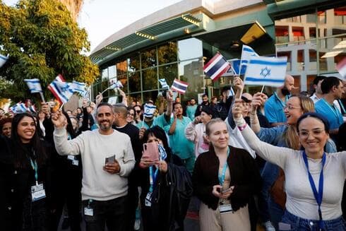 Una gran multitud saluda a los rehenes tailandeses liberados en el Centro Médico Shamir. (Amir Cohen, Reuters) Una gran multitud saluda a los rehenes tailandeses liberados en el Centro Médico Shamir.