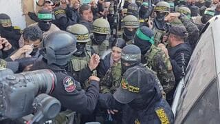 Arbel Yehud fue entregada a la Cruz Roja en medio de una multitud de palestinos. 
