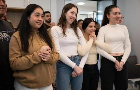 Las cuatro vigías liberadas la semana pasada esperan a su compañera Agam Berger. (Ynet) Las cuatro vigías liberadas la semana pasada esperan a su compañera Agam Berger.