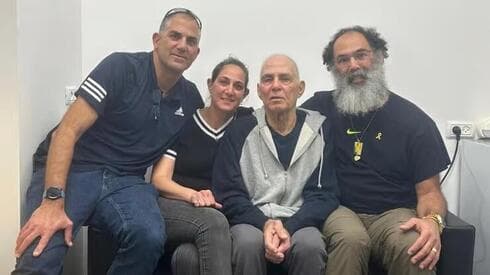 Gadi Mozes, el abuelo que sobrevivió a los horrores, se reúne con sus hijos. (Gentileza) Gadi Mozes, el abuelo que sobrevivió a los horrores, se reúne con sus hijos.