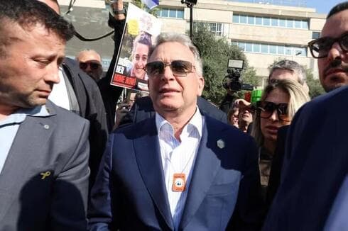 Steve Witkoff en la Plaza de los Secuestrados, en ocasión de una de sus últimas visitas a Israel. (Dana Koppel) Steve Witkoff en la Plaza de los Secuestrados.