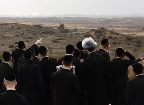 Los ultraortodoxos observan la Franja de Gaza desde la frontera. 