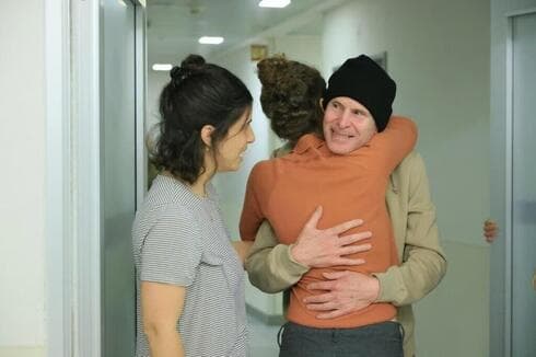 Keith Siegel se reúne con su familia en el hospital. 