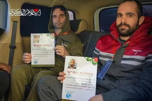 Ofer Calderón y Yarden Bibas muestran certificados de liberación en video propagandístico de Hamás. (Ynet) Ofer Calderón y Yarden Bibas muestran certificados de liberación en video propagandístico de Hamás.