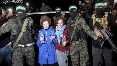 Yelena e Irina Trupanov cuando fueron liberadas de su cautiverio. 