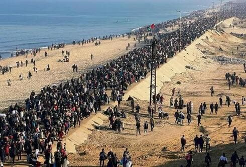Miles de palestinos intentan volver al norte de la Franja de Gaza. (Ramadan Abed, Reuters) Miles de palestinos intentan volver al norte de la Franja de Gaza.
