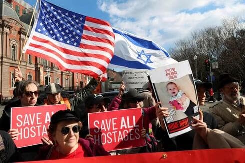 Manifestación frente la Casa Blanca, con carteles: "Salven a los rehenes". (Kevin Lamarque, Reuters) Manifestación frente la Casa Blanca, con carteles: "Salven a los rehenes".