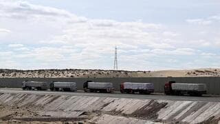 Egipto se opone a la evacuación de los residentes de Gaza y pide que se aumenten los esfuerzos humanitarios. Camiones de ayuda cerca del cruce de Rafah. 