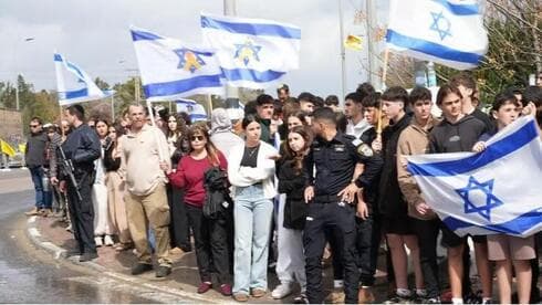 Miles de israelíes esperaron el paso de los ataúdes
