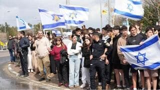 Miles de israelíes esperaron el paso de los ataúdes