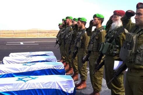 Las FDI reciben los ataúdes con los cuerpos de los rehenes asesinados. 