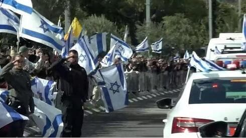 Miles de israelíes esperaron el paso de los ataúdes