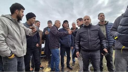 Familiares y amigos de Hisham esperan en el Negev. 
