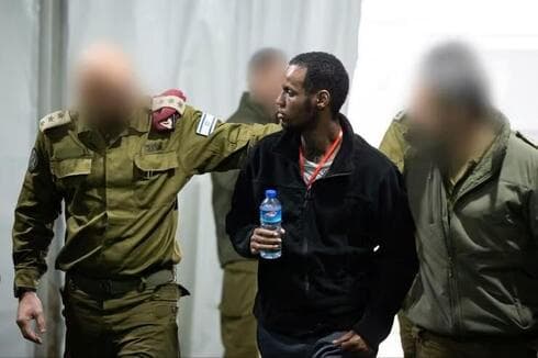 Avera Mengistu en su llegada a territorio israelí. 