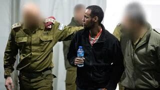 Avera Mengistu en su llegada a territorio israelí. 