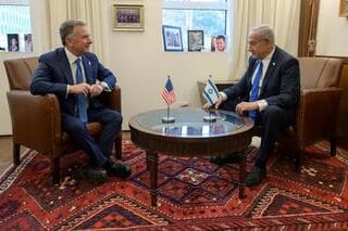 Benjamín Netanyahu en reunión con Steve Witkoff, enviado de Donald Trump para Oriente Medio. 