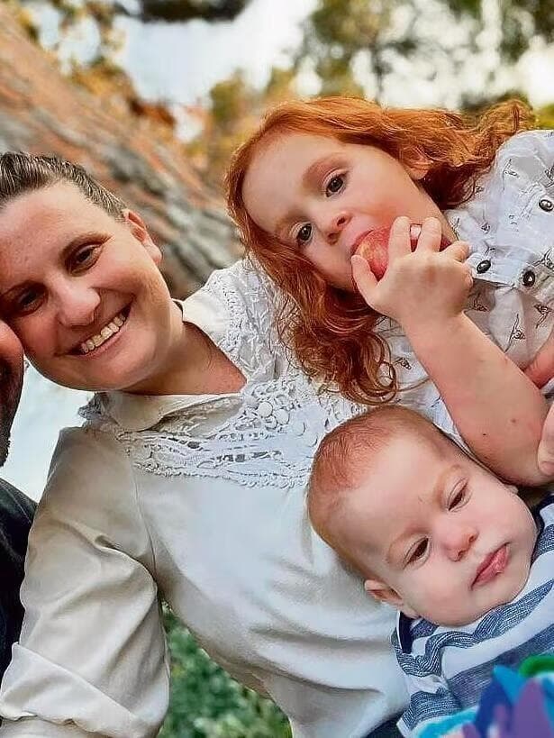 Shiri, con sus hijos Ariel y Kfir. 