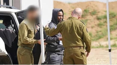 Avera Mengistu en su llegada a territorio israelí. 