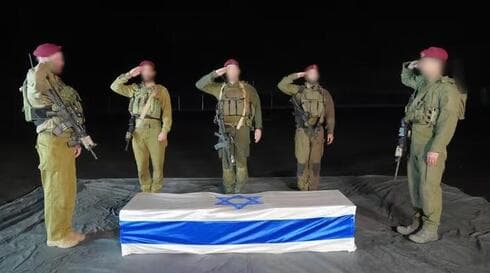 El ataúd de la fallecida Shiri Bibas, asesinada en cautiverio, es trasladado a las fuerzas de las FDI en la Franja de Gaza. (FDI) El ataúd de la fallecida Shiri Bibas, asesinada en cautiverio, es trasladado a las fuerzas de las FDI en la Franja de Gaza.
