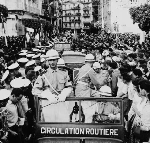 Franceses en Argel en 1958: una guerra brutal. 