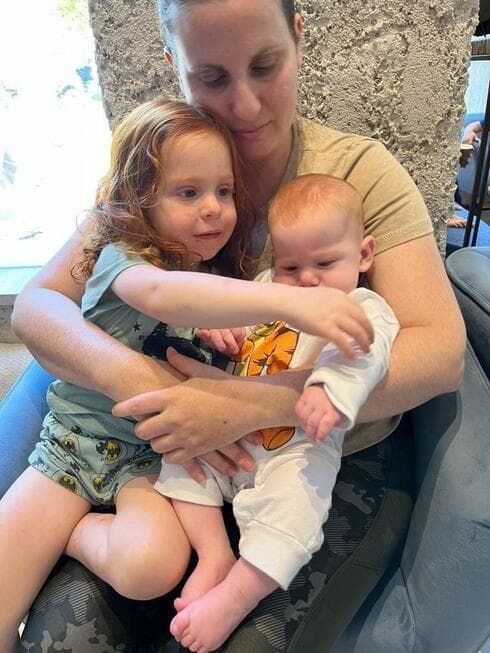 Shiri, Ariel y Kfir Bibas, cuando conformaban una familia feliz. 