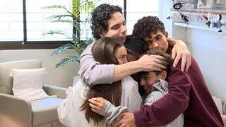 Ofer Calderón con sus hijos en el Hospital Sheba, después de ser liberado de su cautiverio a principios de febrero. 