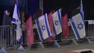 A pesar de lo avanzado de la hora, decenas de israelíes esperaron el paso de los ataúdes. 