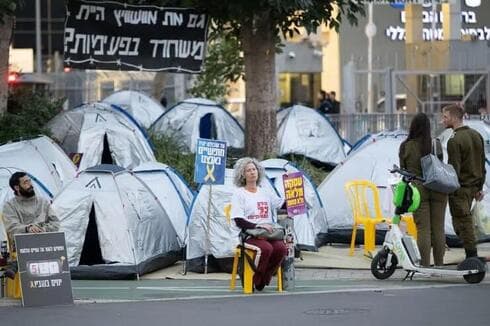 Familiares de secuestrados acampan frente al Kirya. 