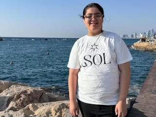 Darren. "Orgullosa de ella por cada paso que da". 
