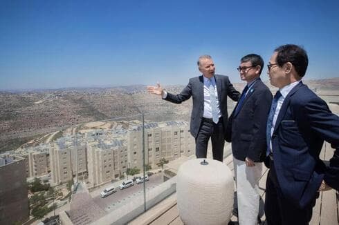 Masri mostrando la ciudad de Rawabi en Cisjordania. 