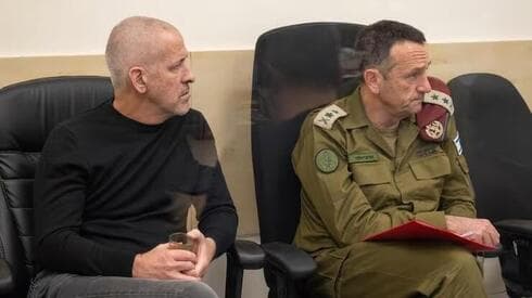 Ronen Bar, jefe del Shin Bet, junto al exjefe de las FDI, Herzi Halevi. 
