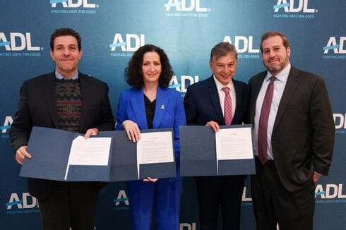 Marina Rosenberg, de ADL, con los miembros de CONIB. 