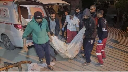 Traslado de cadáveres palestinos tras el ataque de Israel. 